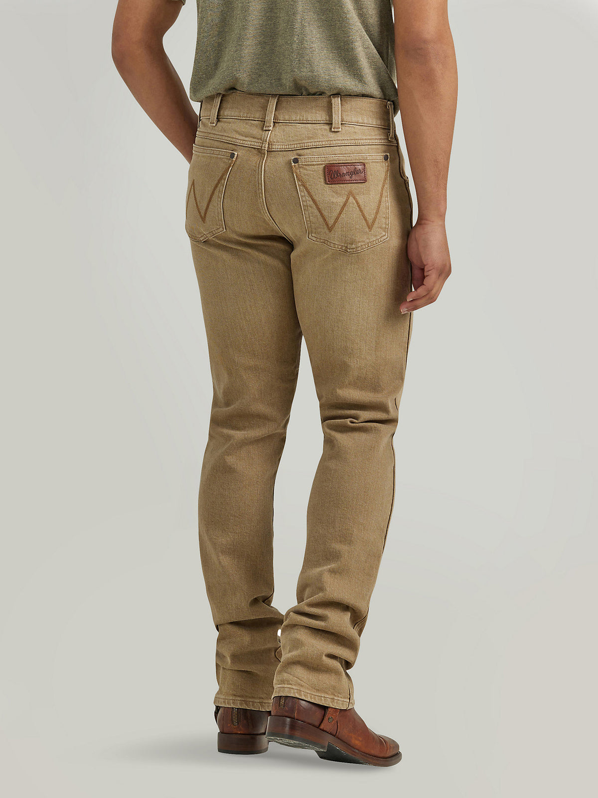 Wrangler Color Wash Retro Men's Slim Fit Straight Leg Jean in Saddle