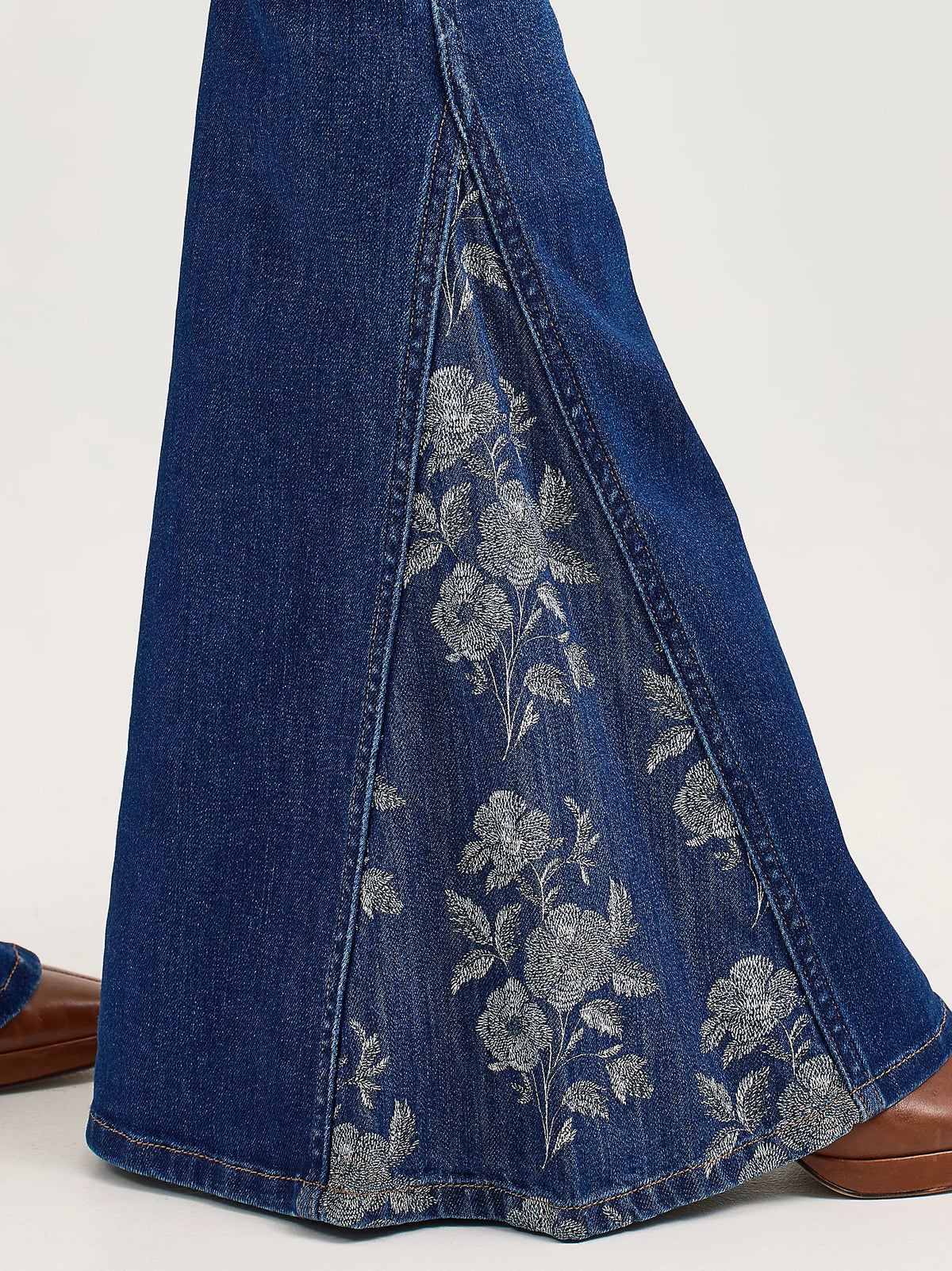 Wrangler Retro Women's Bailey High Rise Pieced Trumpet Flare Jean in Melody