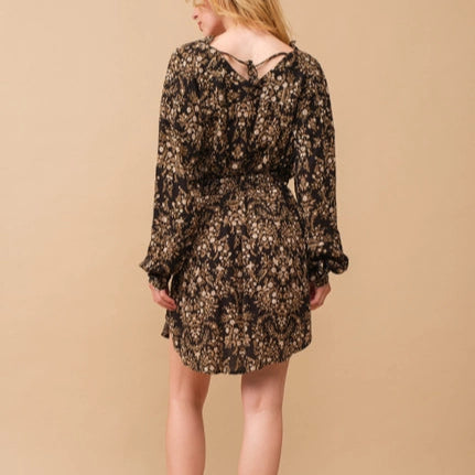 Women's L/S Crinkle Ditsy Floral Raw Hem Shift Dress in Black