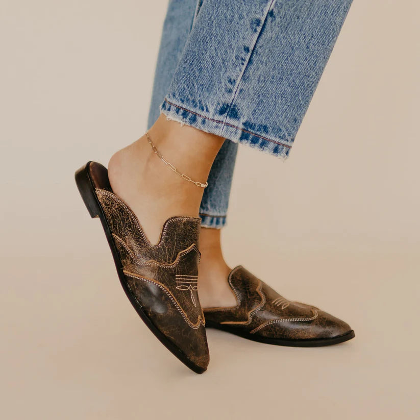 Agave Sky Women's Adaire Flat Classic Mule in Deniro Cafe