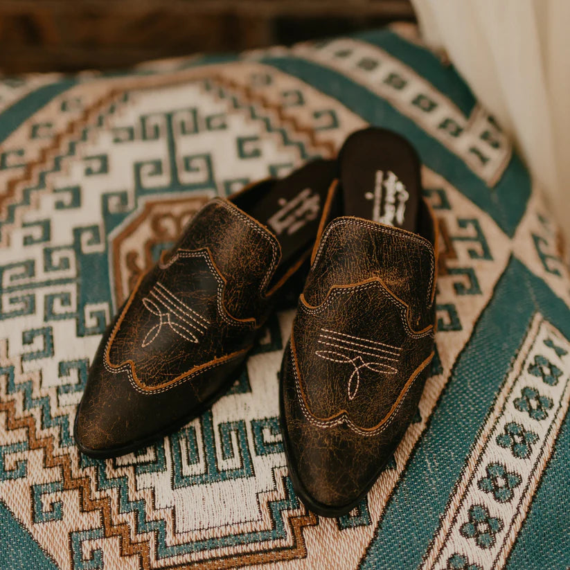 Agave Sky Women's Adaire Flat Classic Mule in Deniro Cafe