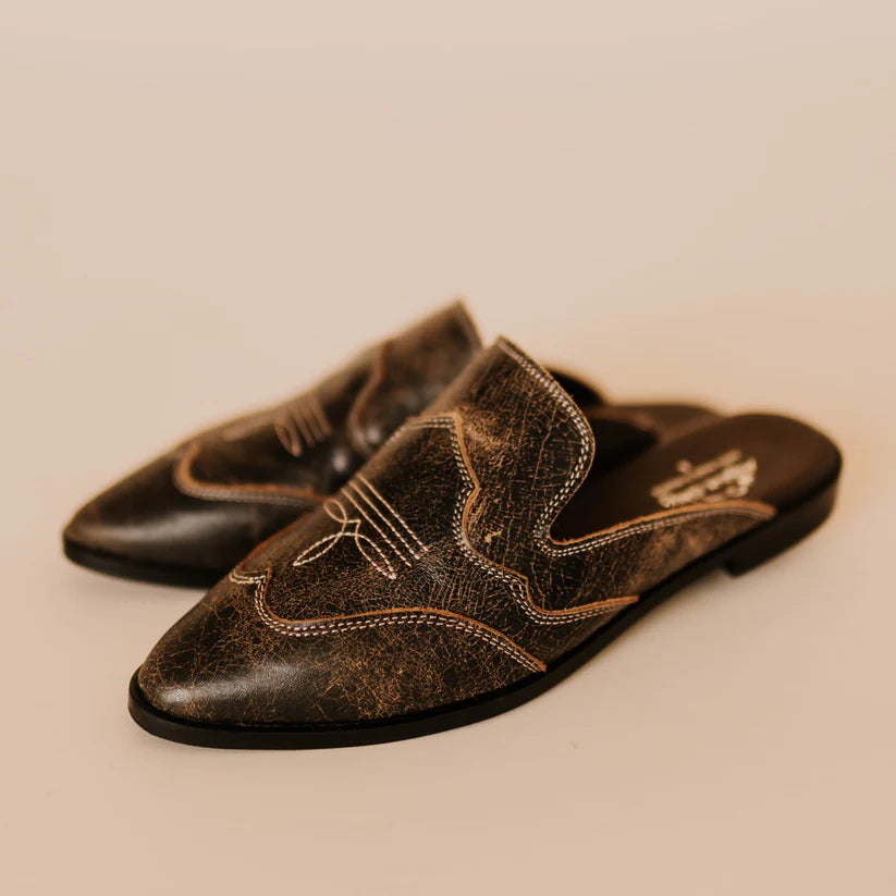 Agave Sky Women's Adaire Flat Classic Mule in Deniro Cafe