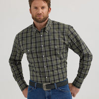 Wrangler Men's Wrinkle Resist L/S Plaid Western Snap Shirt in Army Green