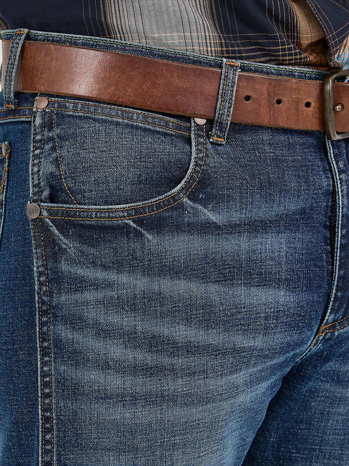 Wrangler Retro Men's Slim Fit Straight Leg Jean in Jasper