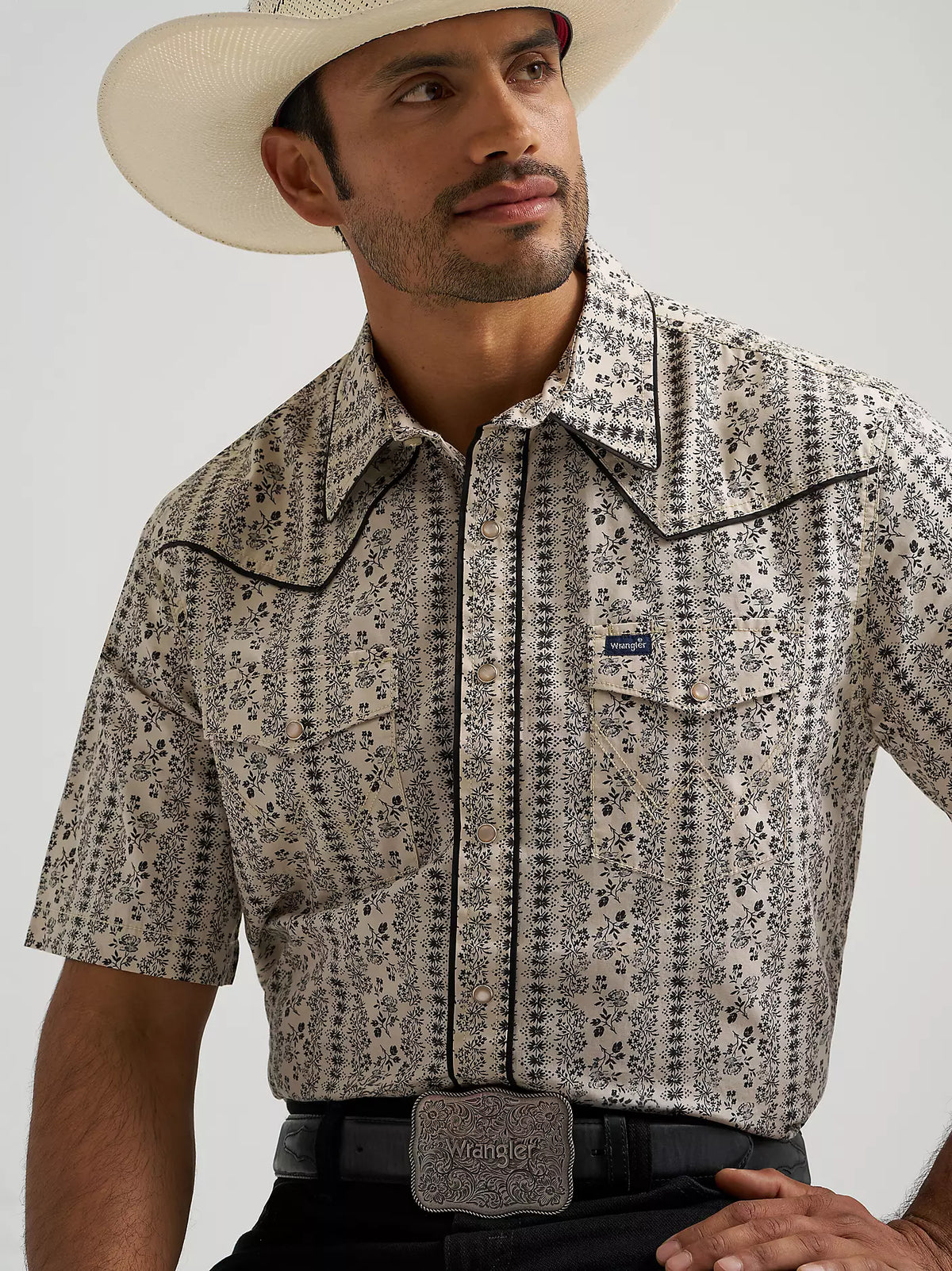 Wrangler Men's S/S Vintage-Inspired Sculpted Piped Printed Snap Shirt in Ecru Black/White