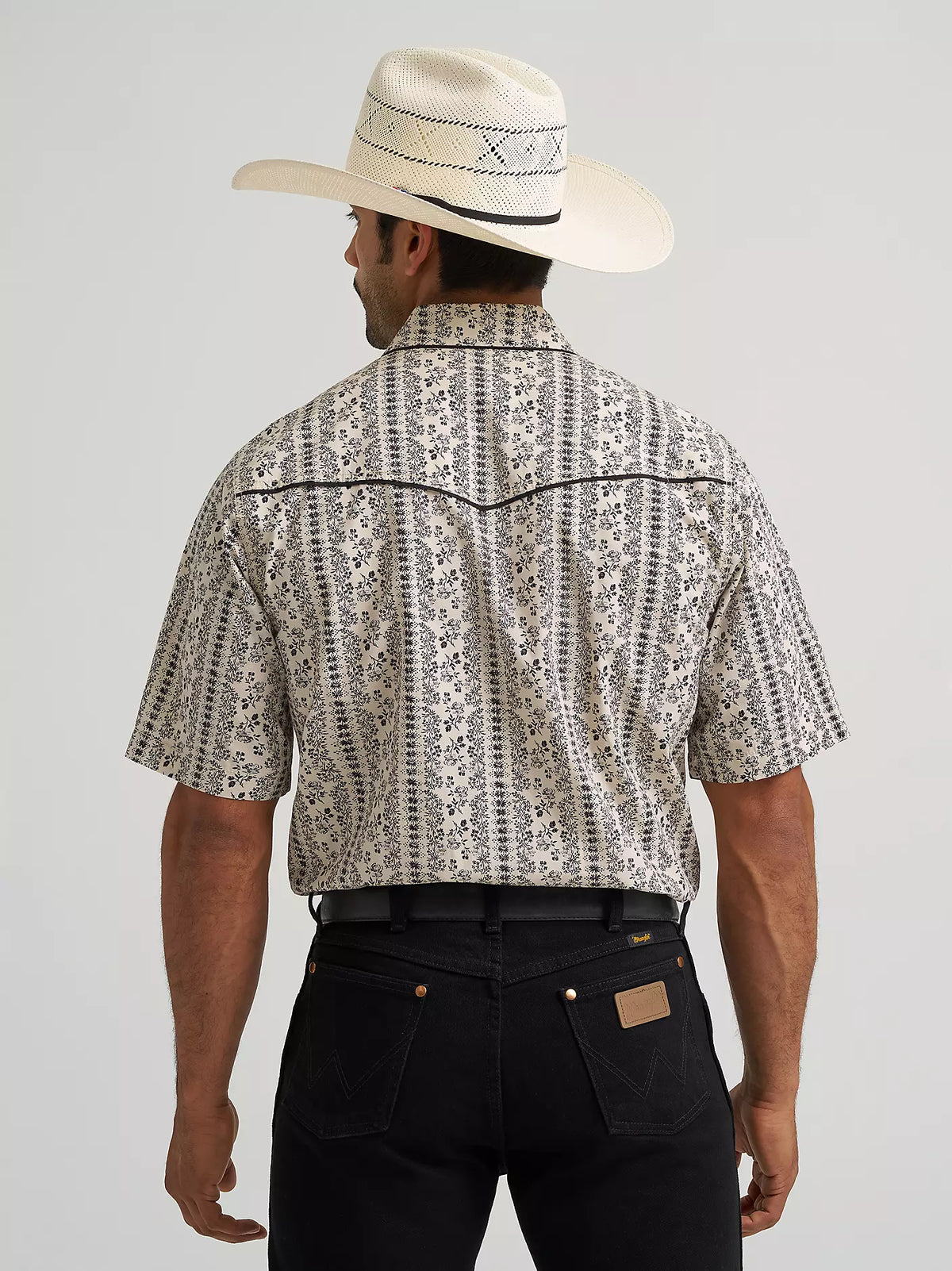 Wrangler Men's S/S Vintage-Inspired Sculpted Piped Printed Snap Shirt in Ecru Black/White