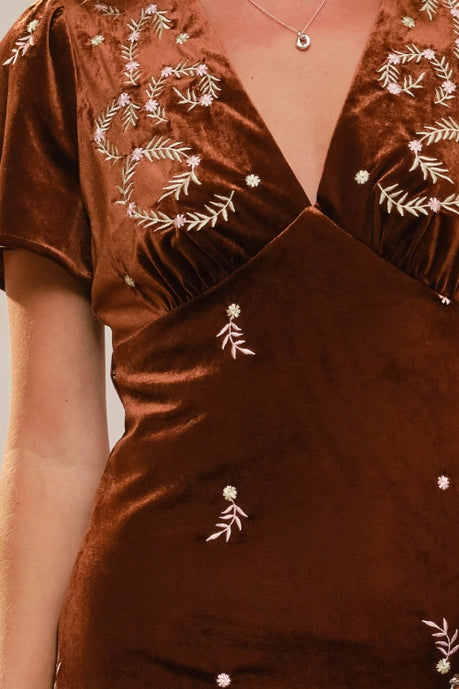 Women's S/S Floral Embroidered Midi Velvet Dress in Brown