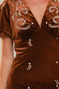 Women's S/S Floral Embroidered Midi Velvet Dress in Brown